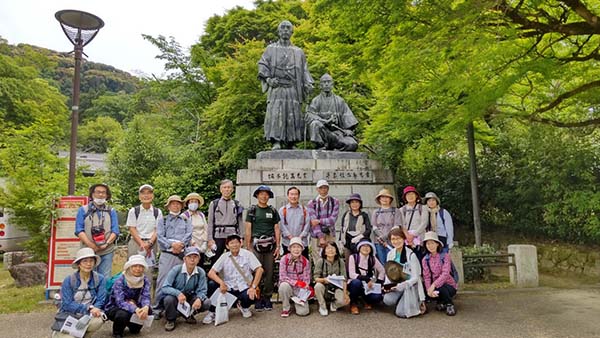 円山公園　坂本龍馬と中岡慎太郎銅像　集合写真