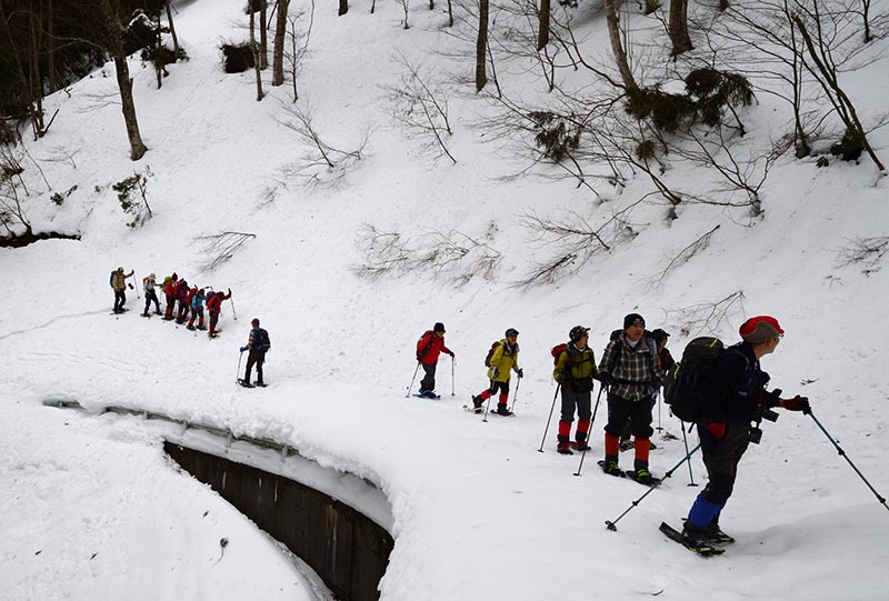 2.雪崩で埋まった林道を慎重に