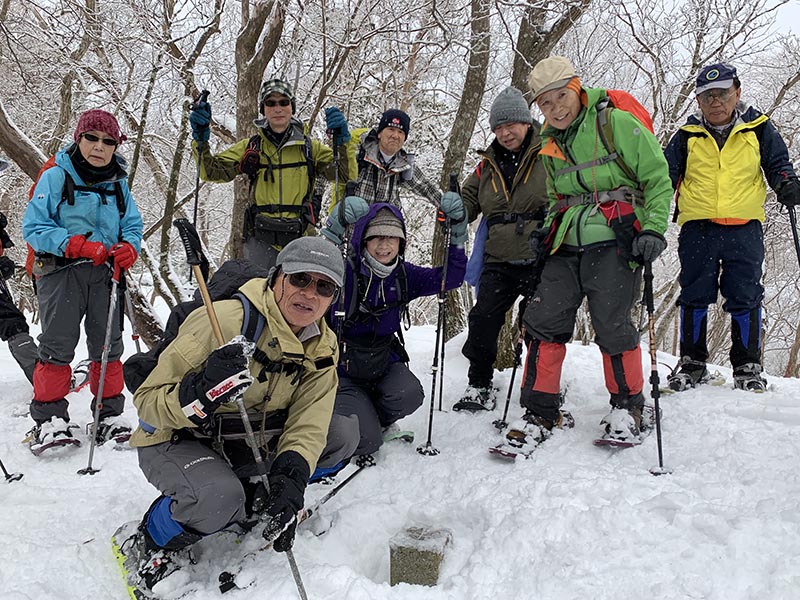 3.雪から掘り出した天狗杉の三角点
