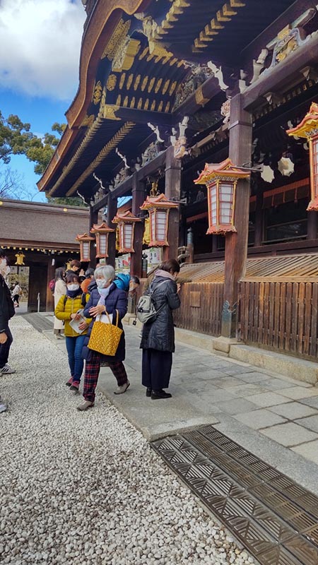 11.本殿お参り　唯一の立ち牛がある