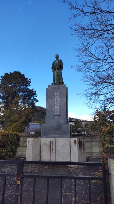 16.等持院・牧野省三銅像