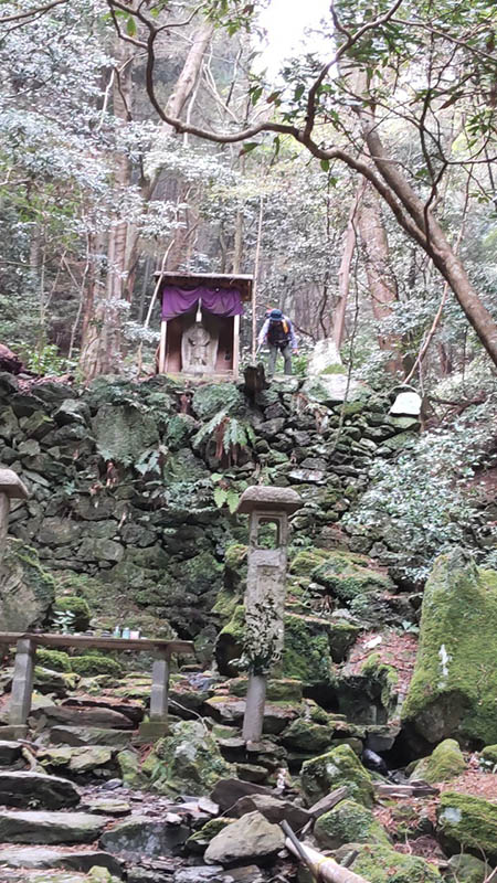 3.不動の滝（滝口を清掃するAさん）