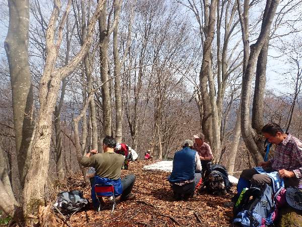 6.雪のないコブで昼食