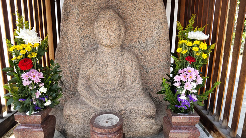 10.善想寺　赤石の石仏