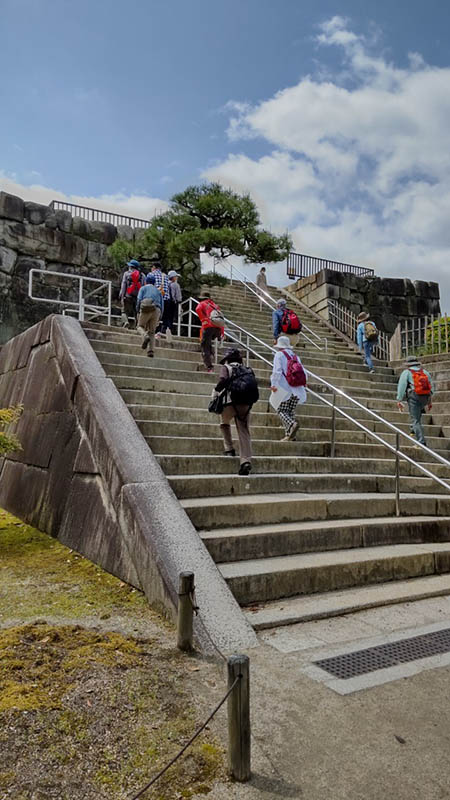 4.急急な階段で天守閣跡へ