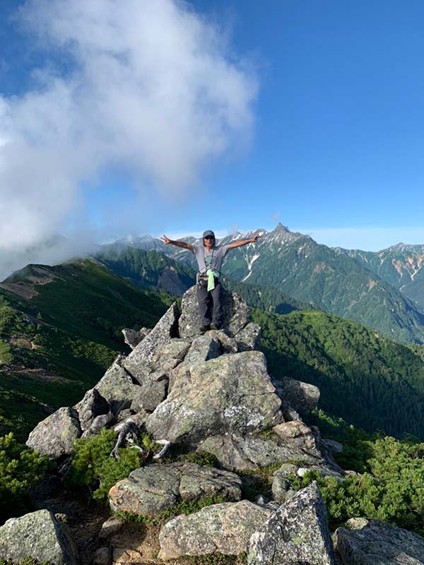 25.槍ヶ岳を背景に！