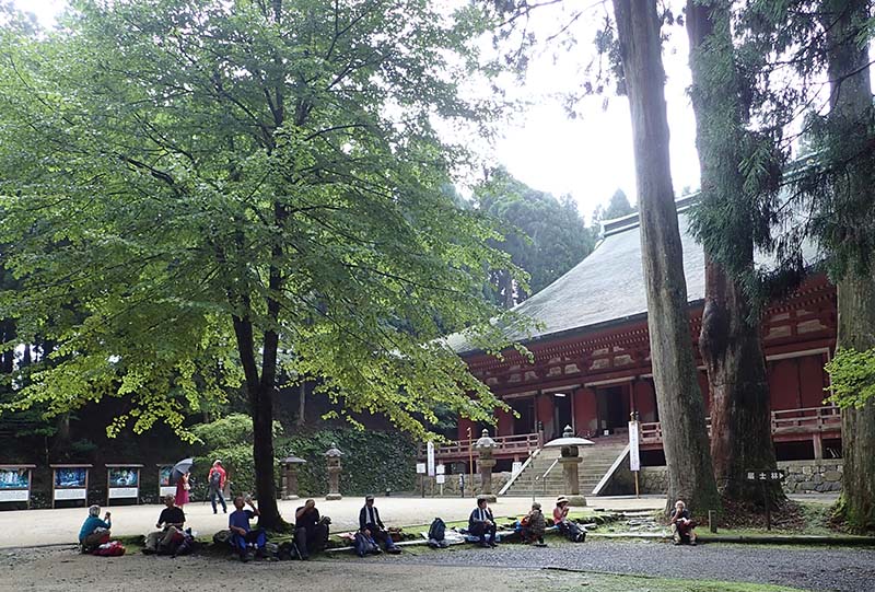 お昼は釈迦堂前