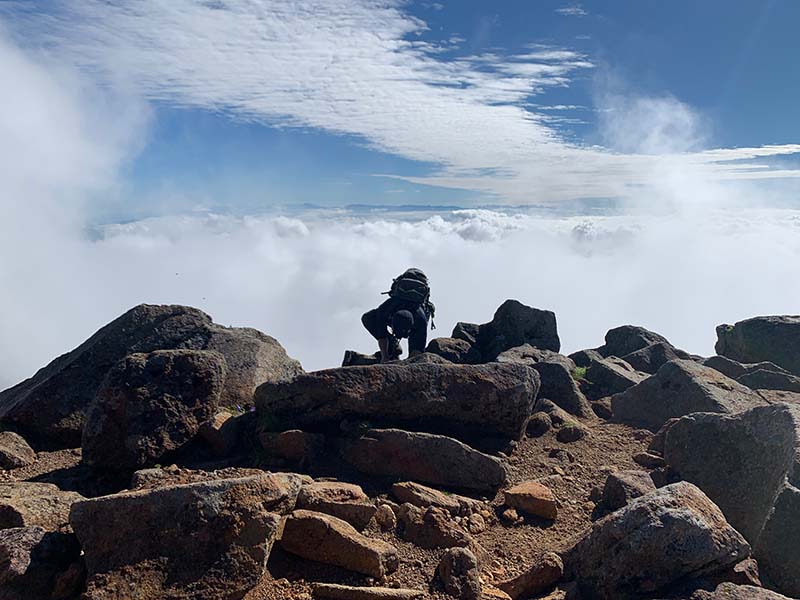 14.御前峰山頂で虫を追う