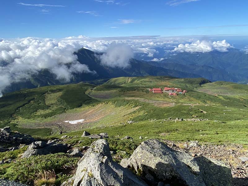 16.御前峰から白山室堂を望む