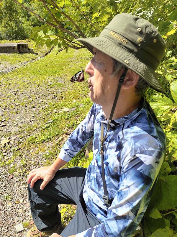 21.鼻の蜜を吸うアサギマダラ