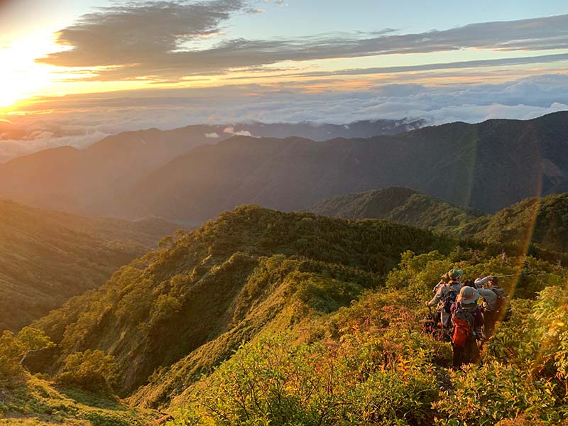 8.稜線で日の出を迎える