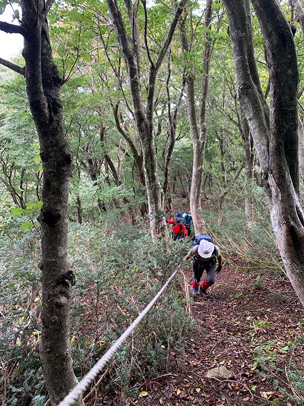 4.ロープを使って急登を登る