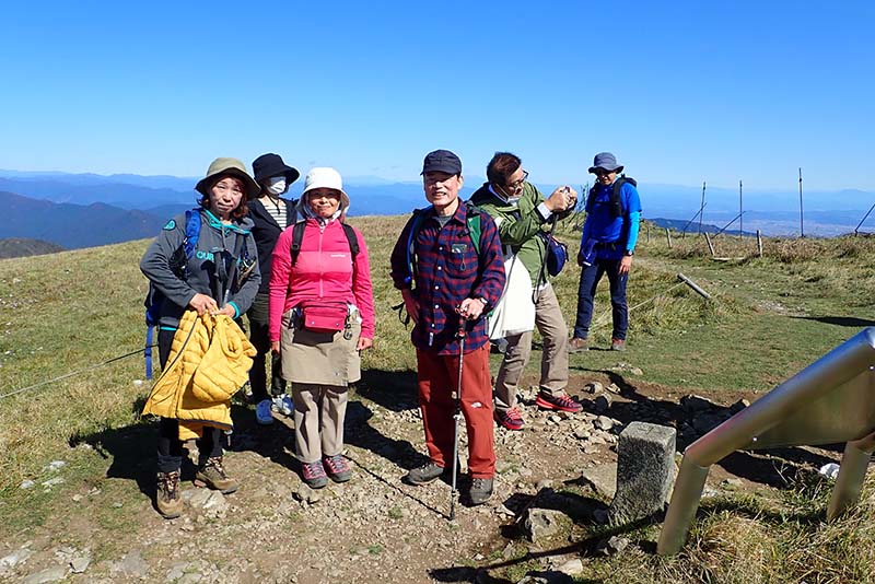 5.賑わう三角点