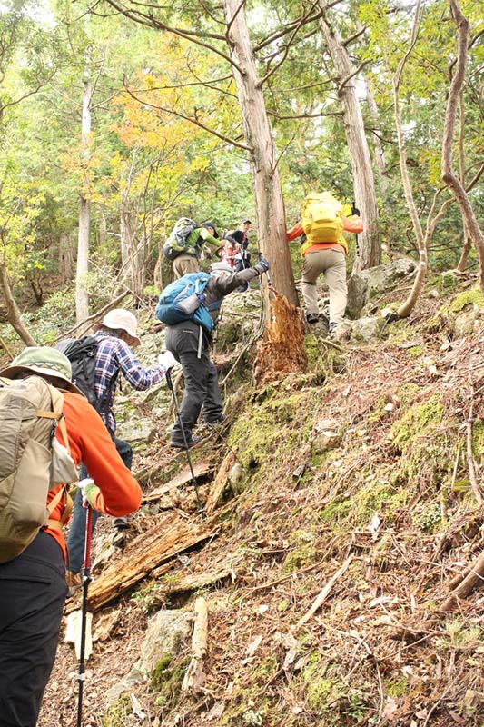 3.岩まじりの急斜面