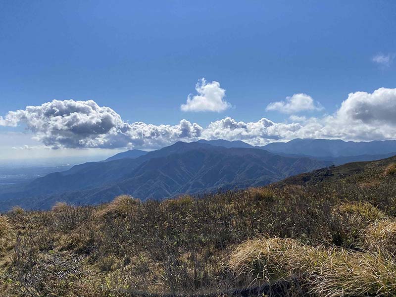 11.手前・釈迦が岳、奥・御在所岳
