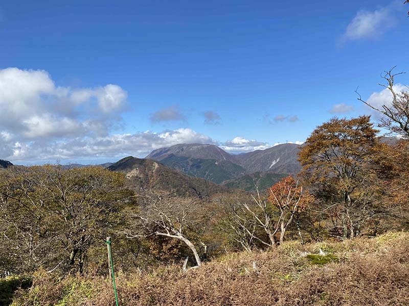 12.正面・御池岳、右・藤原岳