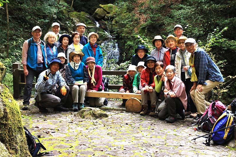 4.鶯の滝で記念撮影