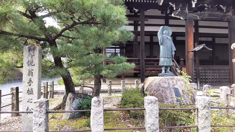 8.長谷川等伯の像と光悦手植え松