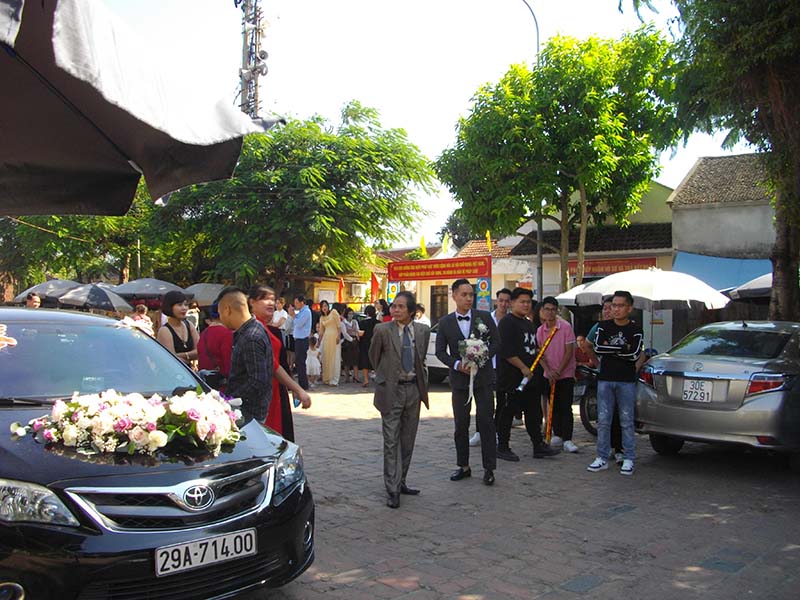 14.村の結婚式に向かう