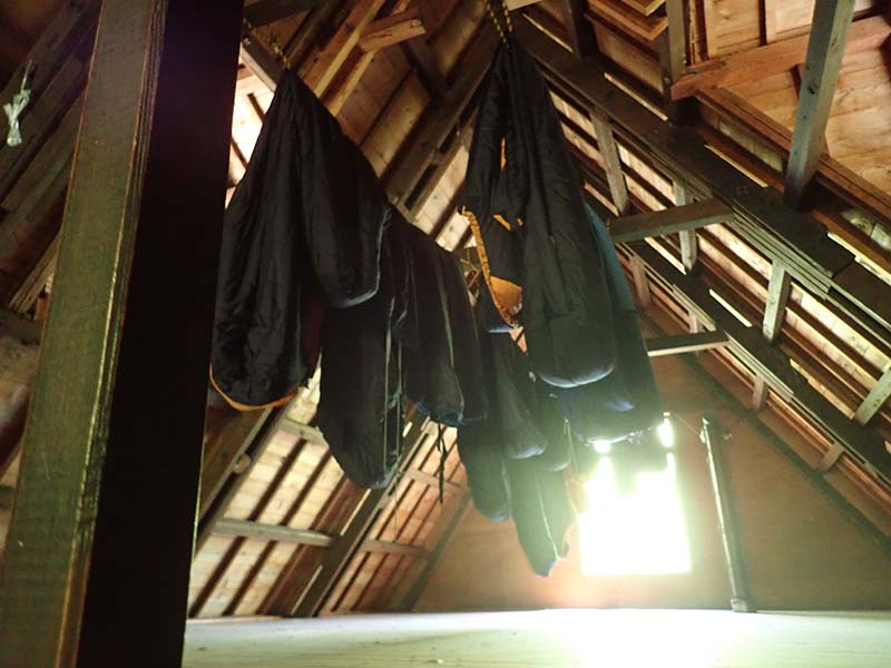 10.二階にはシュラフが干してあります。