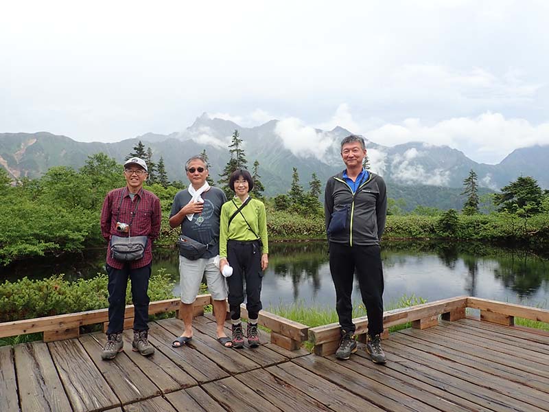 10.鏡池で記念写真