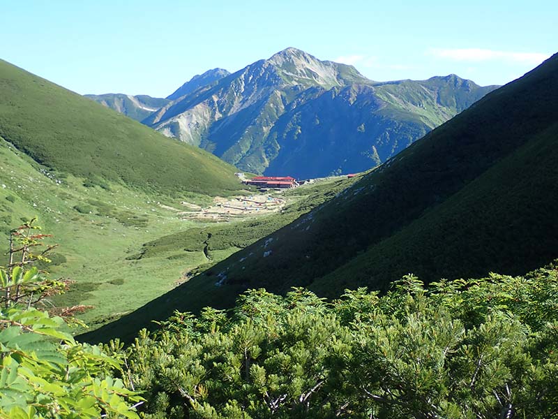17.双六小屋。小屋の上には、鷲羽・水晶