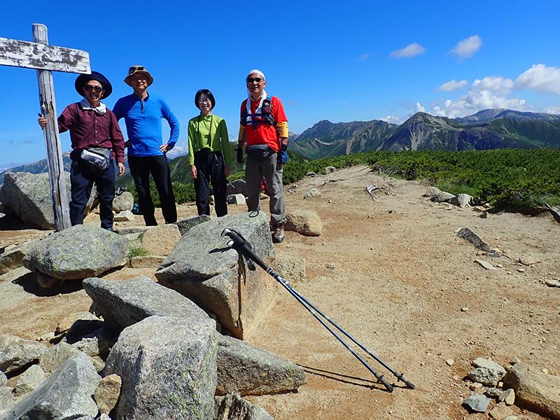 18双六岳山頂で記念撮影