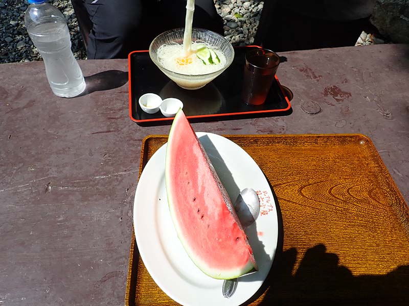 27.ワサビ平小屋のスイカと素麺