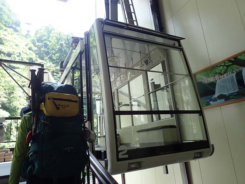 29.車を撮りにロープウェイに乗ります。