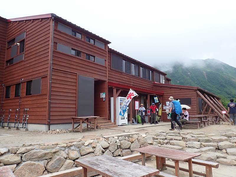 8.鏡平山荘・雨の前に到着