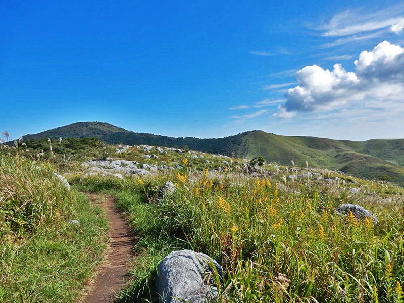 3.左側貫山・中央は四方台