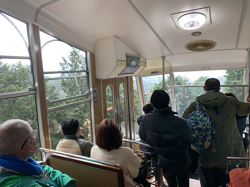 5.下りケーブカーの車内