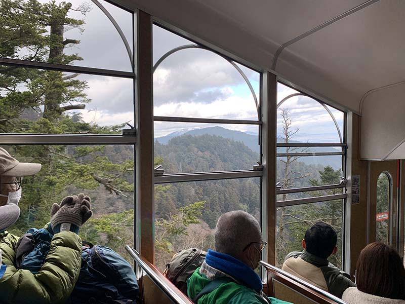 6.下りケーブカーの車窓から