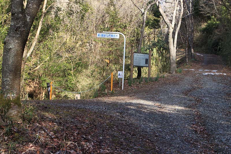 3.摩崖仏への道は、落石の危険があり通行止めに