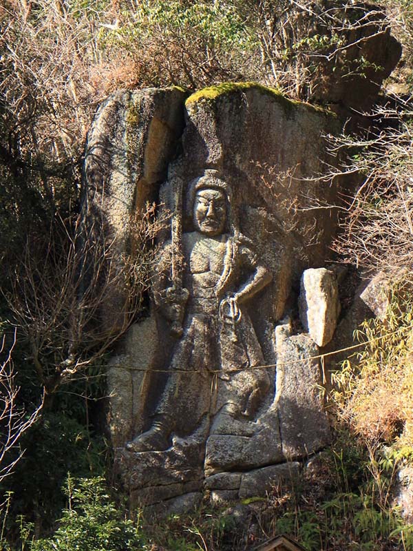 4.対岸から望む摩崖仏不動明王尊