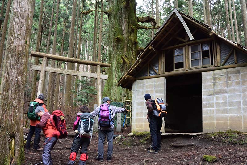 2.高見杉避難小屋到着