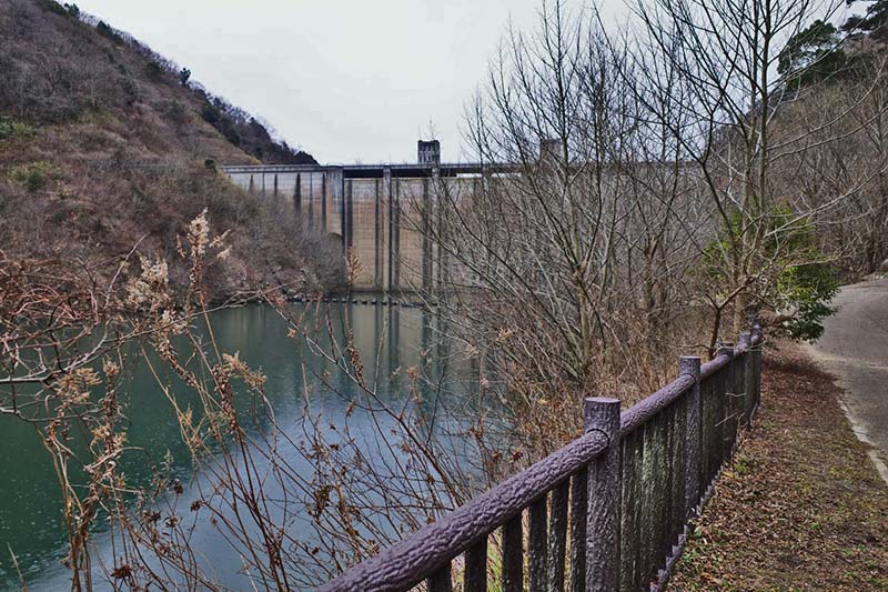 3.石井ダムを望む