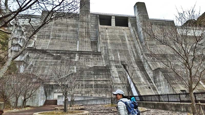 4.下から石井ダムを見上げる