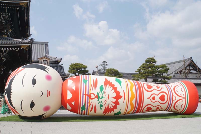 2.東本願寺前の緑地公園（アーティストフェア） 
