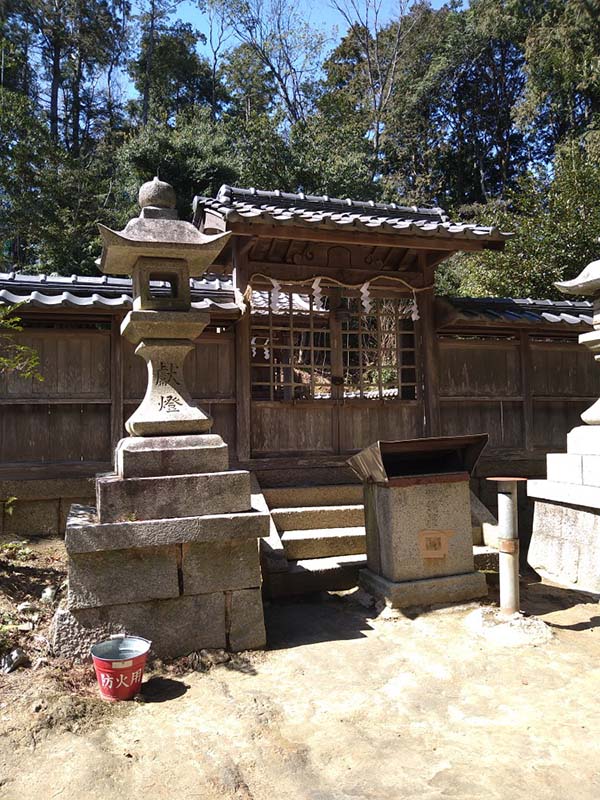 2.山頂にある甘南備神社