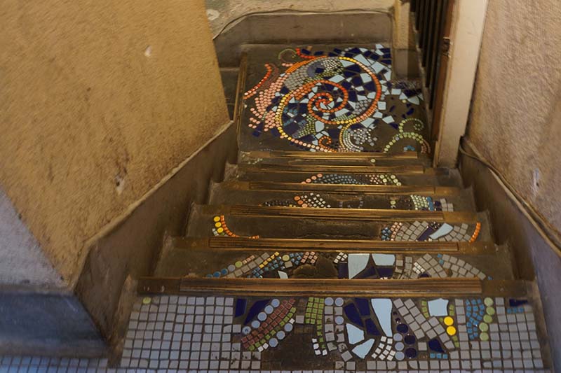 15.アンダパンデカフェ入り口階段の泰山タイル