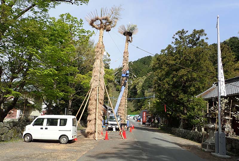 1.日牟禮八幡宮　松明作成中