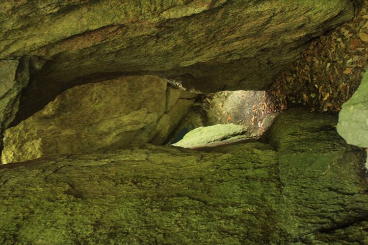 9.修験の道30分ほどの行場巡り、胎内くぐり