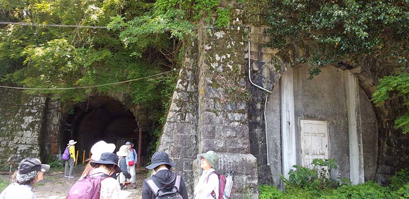 8.左、開通時のトンネル　右、複線化時のトンネル