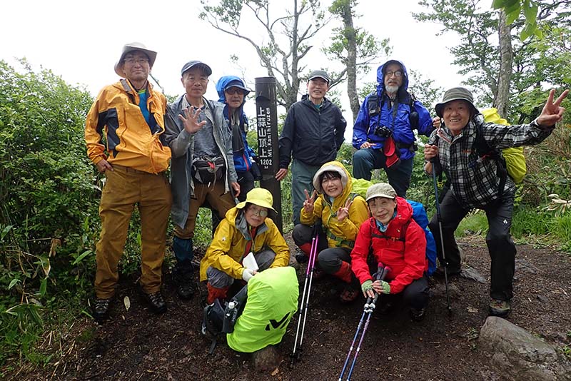 8.上蒜山で水分補給