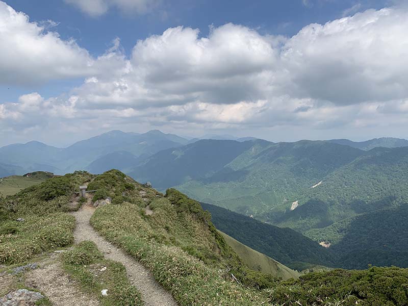 13.三嶺山頂より次郎笈を望む