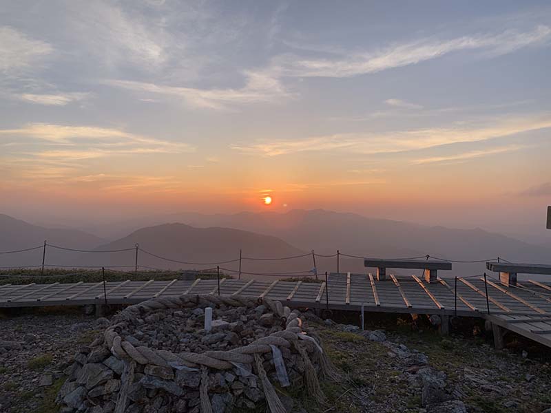 3.三角点をバックに夕日