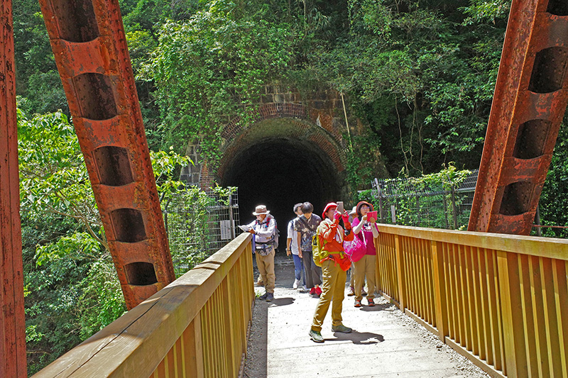 3.トンネル出口の鉄橋