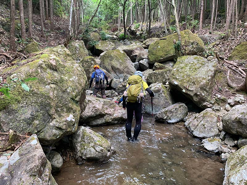 3.岩の間を遡行
