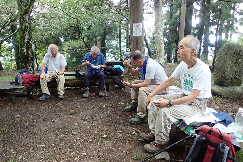 8.行儀よく昼食